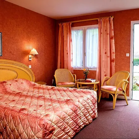 Hotel Logis Du Pont Neuf 3*